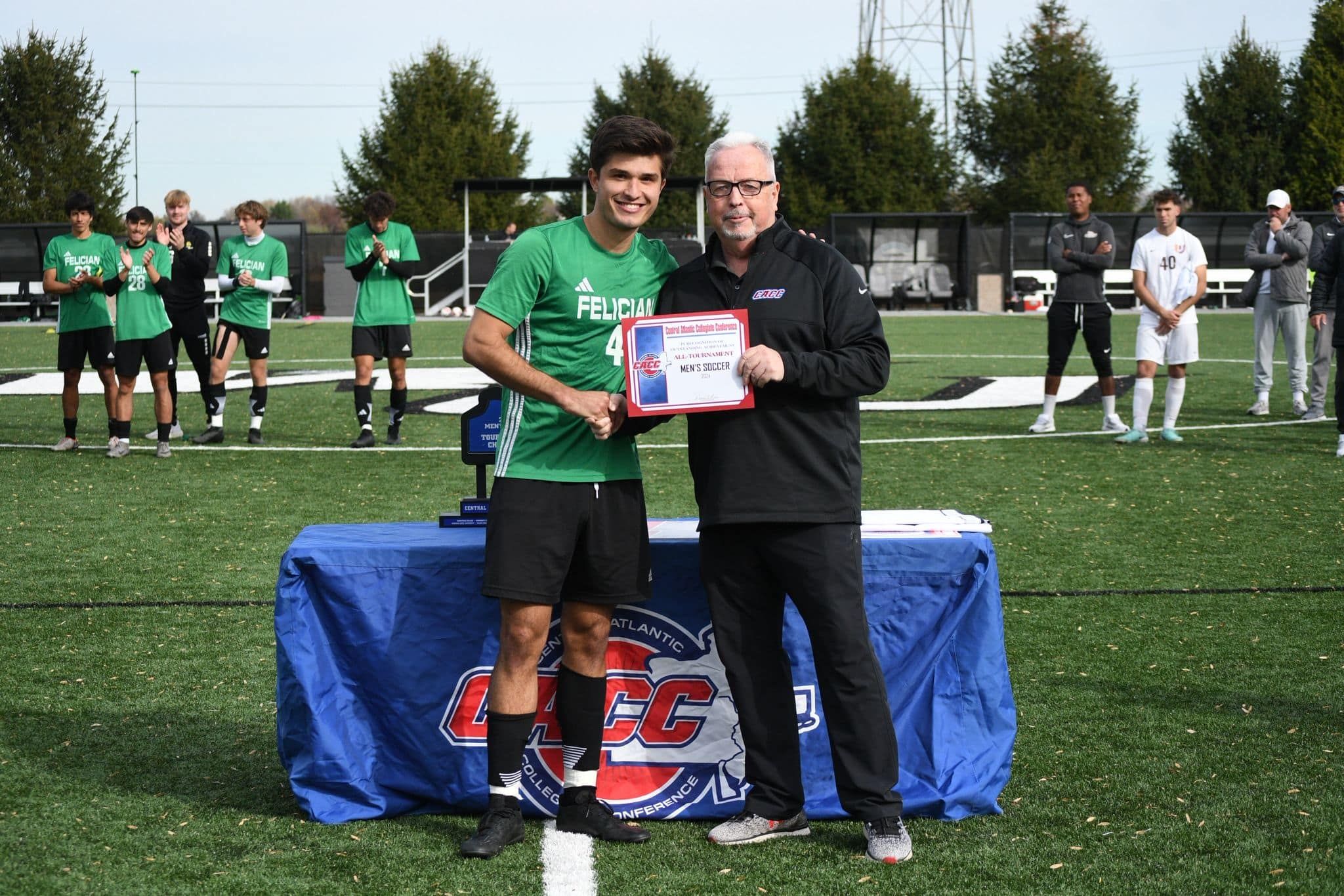 Álvaro Martín receiving a college soccer award