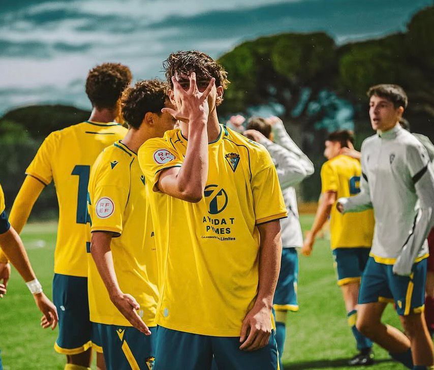 Pol Patino with Cadiz CF teammates